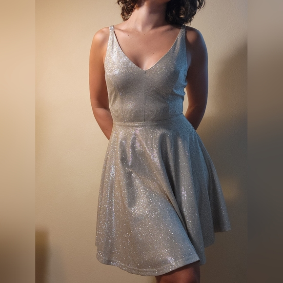 Beautiful Aaka shimmering dress size small - Picture 1 of 4